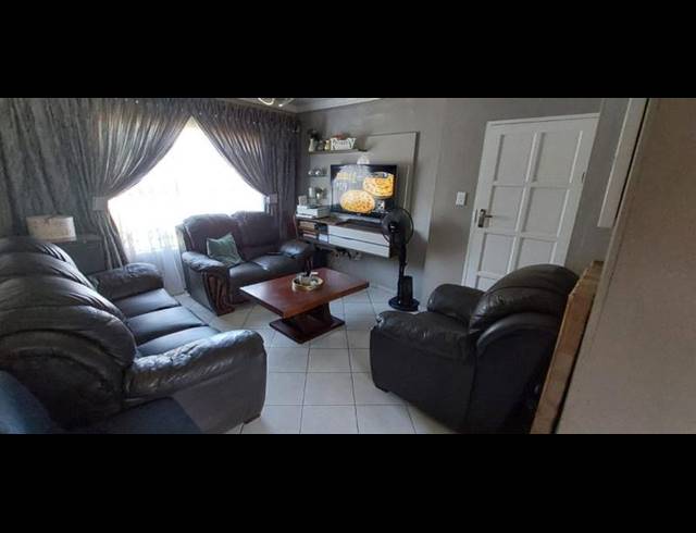 3 BEDROOM HOUSE FOR SALE IN ROSSLYN